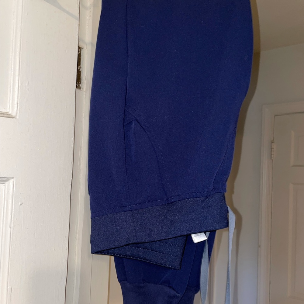 Like new navy blue FIGS joggers